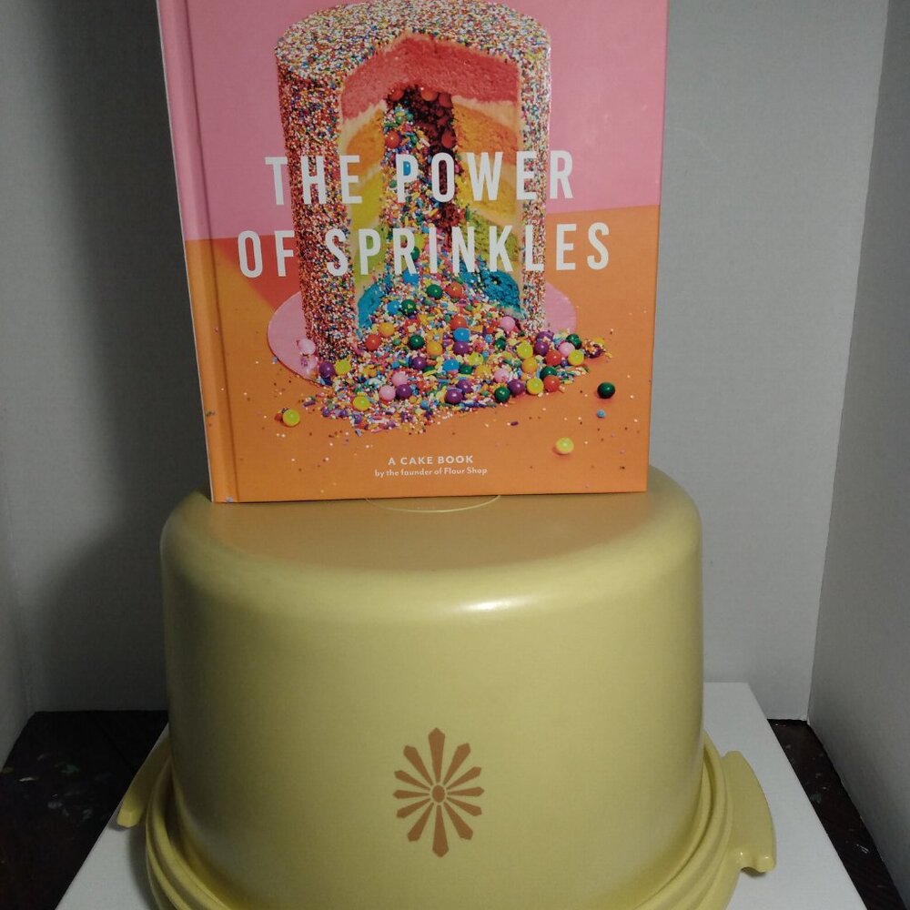 Tupperware Sunburst Cake Carrier Harvest Gold Yellow with Free Baking Cookbook